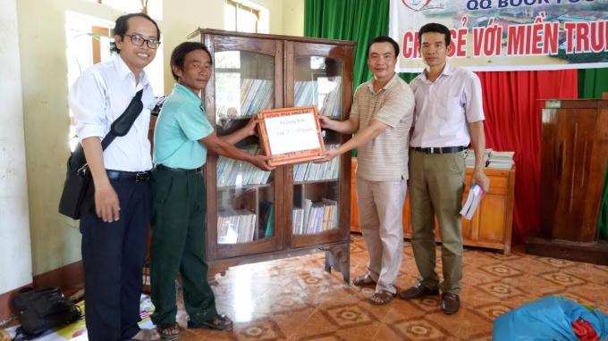 Thầy Châu (ngoài cùng bên trái) đón nhận nhiều đầu sách từ các nhà hảo tâm.