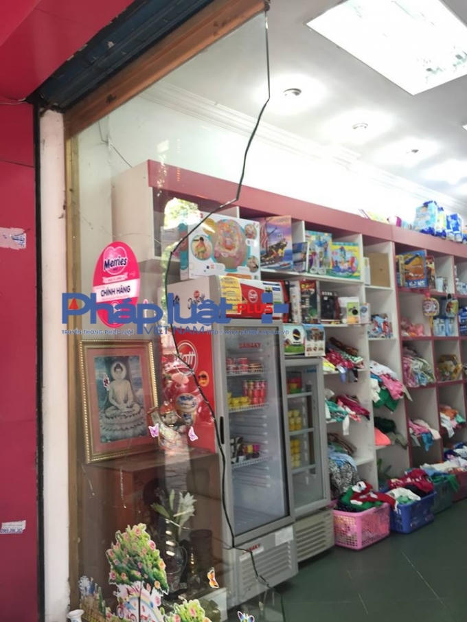 Của kính nhà anh Quang bị vỡ nát sau khi sự việc sảy ra.