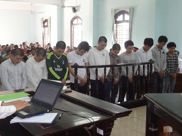 Các bị cáo trước vành móng ngựa.