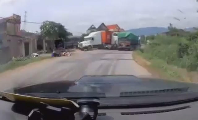 Clip container vượt ẩu suýt cuốn xe máy vào gầm