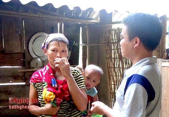 Chị Lìn Thị Nguyên - mẹ kế của em Moong Thị Tân Mão kể lại sự việc với phóng viên.