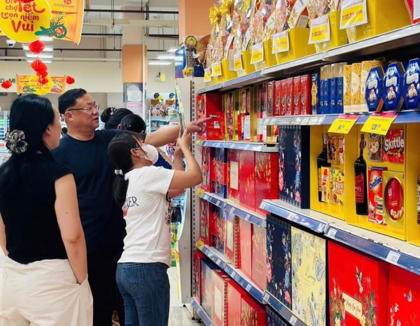 Người dân cũng đến các siêu thị để mua hàng hoá.