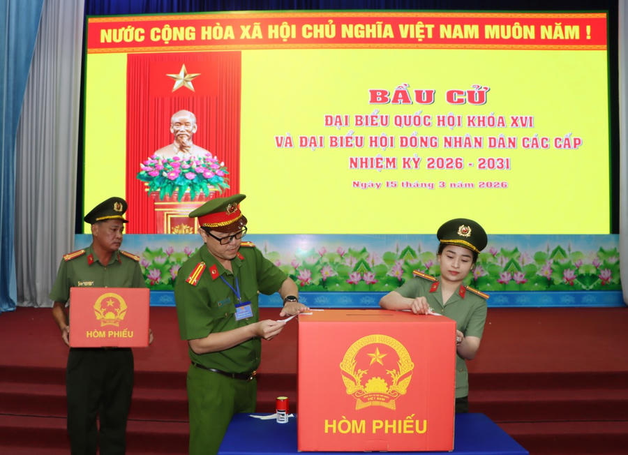 Tổ bầu cử kiểm tra hòm phiếu trước khi tiến hành bầu cử.