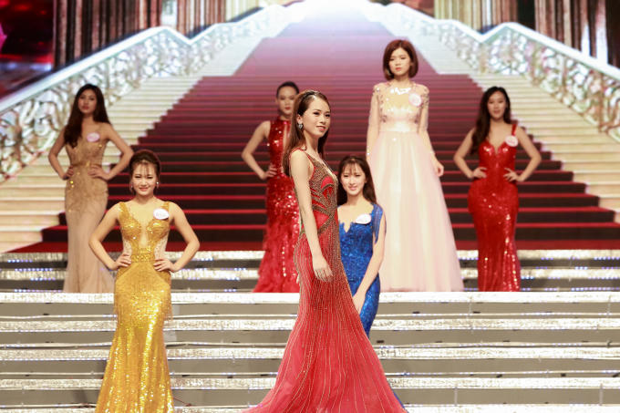 Các thí sinh trong trang phục lộng lẫy.