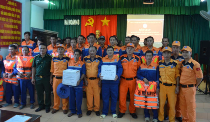 Các thuyền viên gặp nạn đồng thời trao quà động viên từ Cục trưởng Cục Hàng hải Việt Nam và Bộ Giao thông vận tải.