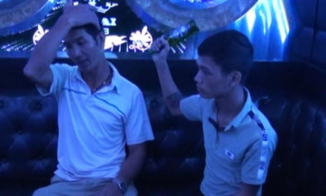 Khống chế, bạo hành chồng trong phòng hát, ép vợ mang tiền đến trả