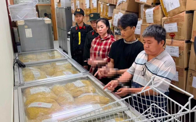Chủ cơ sở cùng tang vật hàng trăm kg mỳ thành phẩm được tẩm hoá chất độc hại tại thời điểm lực lượng chức năng kiểm tra.