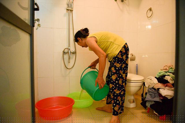 Những xô nước quý giá được người dân vất vả xách từ sân lên tới nhà để phục vụ cuộc sống trước mắt.