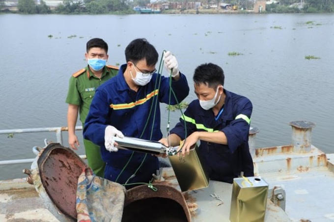 Lực lượng chức năng kiểm tra và bắt quả tang khi các đối tượng đang sang mạn tàu để pha chế xăng giả.