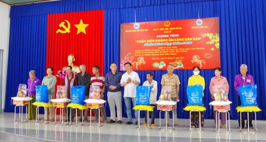 Các nhà hảo tâm, đơn vị tài trợ trao quà tết cho người dân