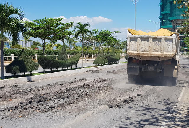 Xe tải chạy qua khiến tuyến đường nghi ngút khói bụi do đã bị hư hại nghiêm trọng