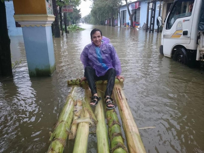 Bè được làm bằng thân cây chuối.