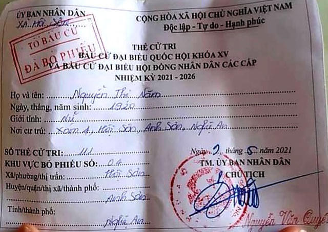 Khoe tấm thẻ cử tri, cụ bà Nguyễn Thị Năm cho biết, đây là lần thứ 15 cụ đi bỏ phiếu bầu cử. (Ảnh: T.H).