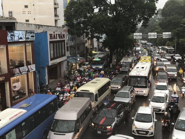 TP HCM: Cửa ng&otilde; s&acirc;n bay T&acirc;n Sơn Nhất rối loạn do ngập nước kết hợp với kẹt xe