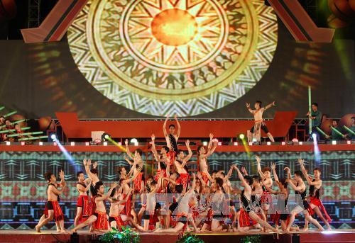 Lễ hội Cà phê Buôn Ma Thuột và Liên hoan Văn hóa Cồng chiêng năm 2015. Ảnh: TTXVN.