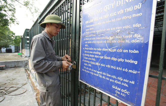 Dù được nuôi nhưng bản tính hoang dã của hổ vẫn còn, Trung tâm treo biển cảnh báo mọi người không được dọa nạt, đến quá gần chúng, người tiếp xúc phải không có mùi bia rượu.