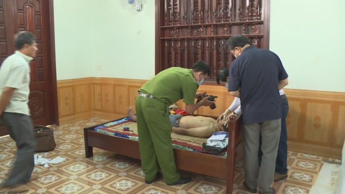 Cơ quan chức năng khám nghiệm tử thi.