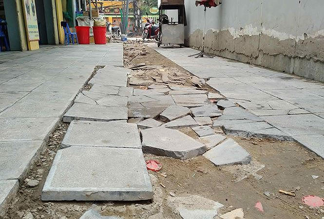 Dư luận đang đặt nhiều câu hỏi cần làm rõ về chất lượng, giá mỗi m2 và loại đá tự nhiên để lát vỉa hè tại Hà Nội.