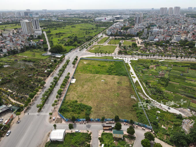 Thế nhưng hiện nay, dự án đang được một số sàn giao dịch bất động sản chào bán, quảng cáo với những lời có cánh như đây là dự án ở vị trí đẹp, phân khúc căn hộ cao cấp, bàn giao nội thất liền tường cao cấp… để mời chào khách hàng đặt cọc giữ chỗ, mua bán ngay từ lúc ra mắt dự án mà chưa đủ các điều kiện mở bán.  Nhân viên của một số sàn nói trên cho biết, hiện nay dự án này mới đang trong quá trình khoan thăm dò cọc nhồi, chưa làm xong móng, chưa đủ điều kiện để bán, nên các sàn áp dụng hình thức đặt chỗ giữ căn khoảng 10-20 triệu đồng theo hình thức “không thưởng phạt”, nghĩa là nếu sau này các bên không mua bán với nhau nữa có thể hoàn trả lại khoản đặt cọc giữ chỗ mà không bị phạt, không bị cản trở bởi bất kỳ lý do gì.