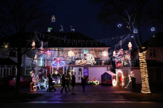 Thế giới rực rỡ ch&agrave;o đ&oacute;n Gi&aacute;ng sinh