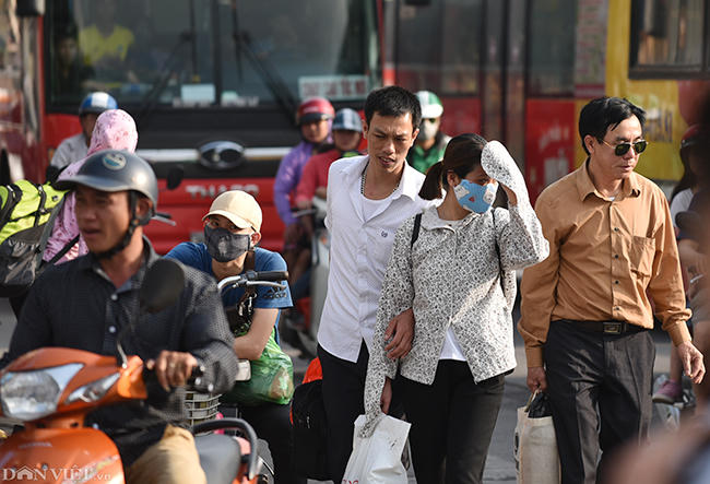 Một số người chọn cách di chuyển về nhà bằng xe ôm truyền thống, GrabBike.