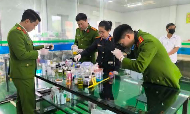 Lực lượng công an khám xét Công ty cổ phần dược BMP.