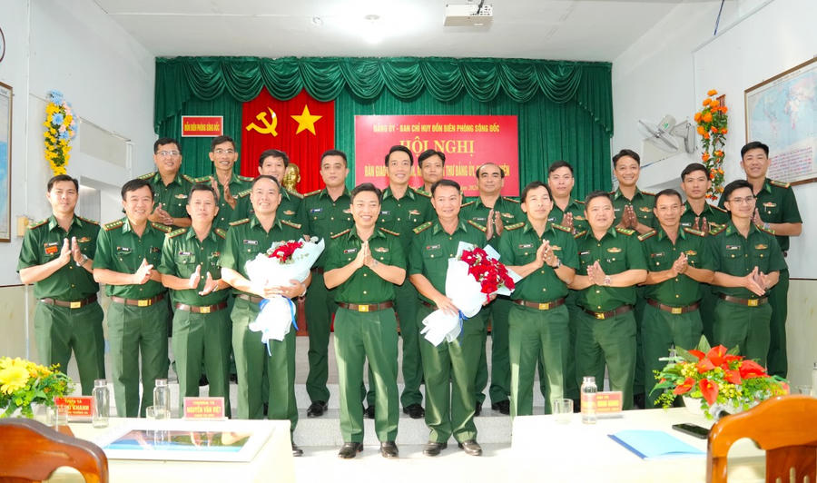 Đại biểu chúc mừng Thượng tá Nguyễn Văn Việt và Trung tá Vũ Duy Chinh nhận nhiệm vụ mới.