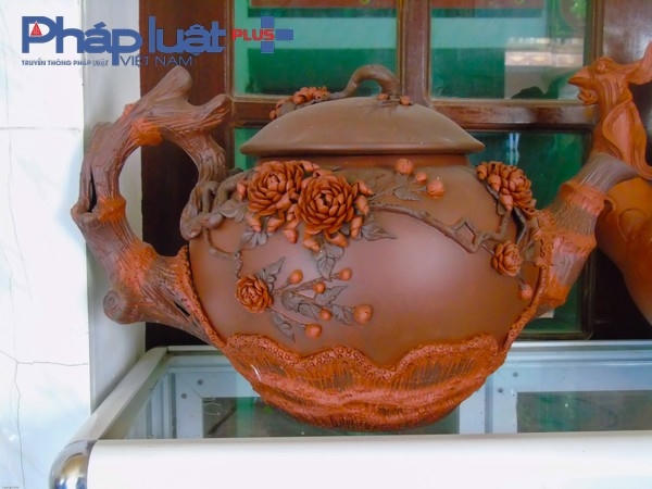 Vào son là khâu tạo nên nét độc đáo của gốm Quyết Thành với các loại gốm khác. Người thợ phải dùng loại đất mà chỉ vùng này mới có, màu đỏ như son, nghiền nhỏ pha với nước để nhúng các sản phẩm và khi nung có màu đỏ tươi”.
