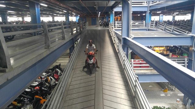 Lối xe máy ra vào sân bay được thiết kế riêng để hạn chế tình trạng xe cộ xung đột.