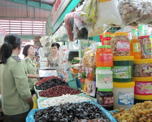 Lực lượng Quản lý thị trường kiểm tra quầy hàng bán chất phụ gia thực phẩm.