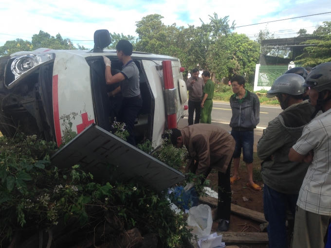 Các cơ quan chức năng đang khám nghiệm hiện trường để điều tra nguyên nhân tai nạn