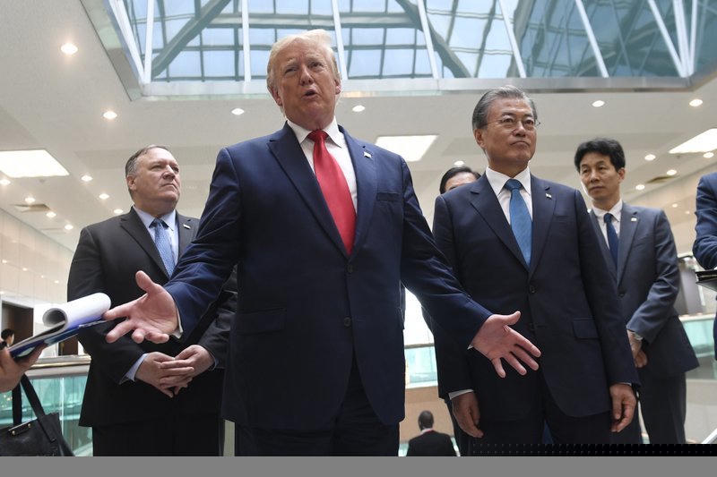 Tổng thống Donald Trump và Tổng thống Moon Jae-in phát biểu trước báo chí sau khi cuộc gặp với nhà lãnh đạo Triều Tiên Kim Jong Un
