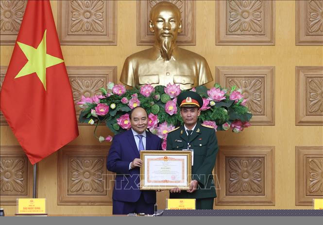 Thủ tướng Nguyễn Xuân Phúc tặng Bằng khen của Thủ tướng Chính phủ cho các đại biểu tiêu biểu. Ảnh: Thống Nhất/TTXVN