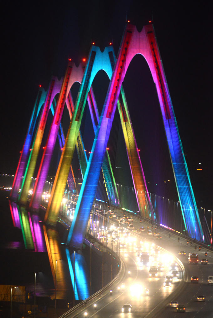 Hệ thống chiếu sáng cầu Nhật Tân: Điểm nhấn mới của Hà Nội