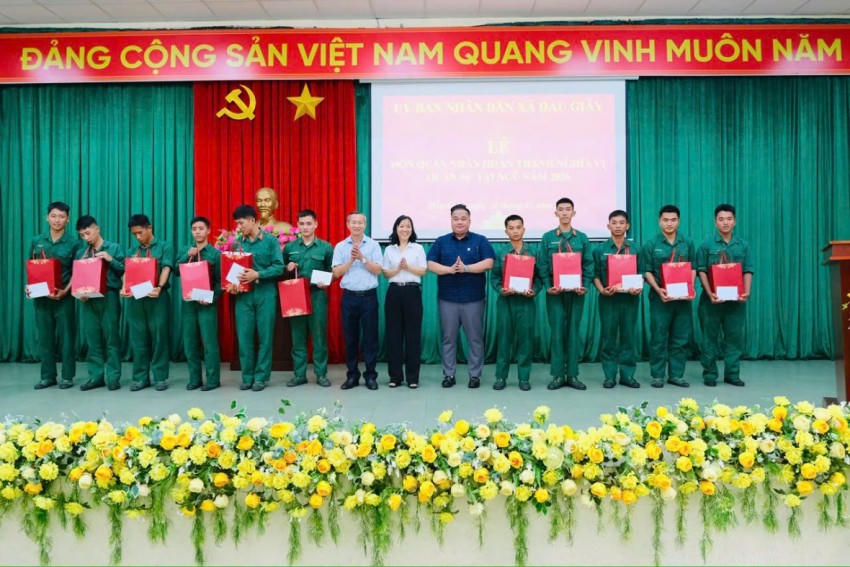 Đại diện Đảng ủy, HĐND, UBND, Ủy ban MTTQ Việt Nam xã Dầu Giây cùng đại diện doanh nghiệp trao quà động viên quân nhân xuất ngũ, thể hiện sự quan tâm và trách nhiệm xã hội.

			
				
					
						
					
					
						
						Các đại biểu cùng quân nhân xuất ngũ tham dự Lễ đón tiếp tại xã Dầu Giây.
						
					
				
			
			
						Các đại biểu cùng quân nhân xuất ngũ tham dự Lễ đón tiếp tại xã Dầu Giây.