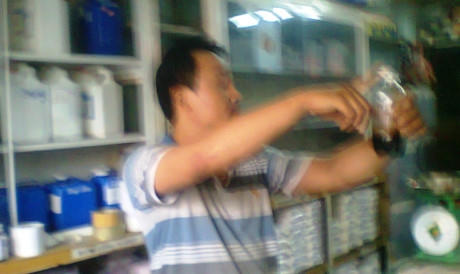 Một lạng h&oacute;a chất th&agrave;nh 2.000 ly c&agrave; ph&ecirc;