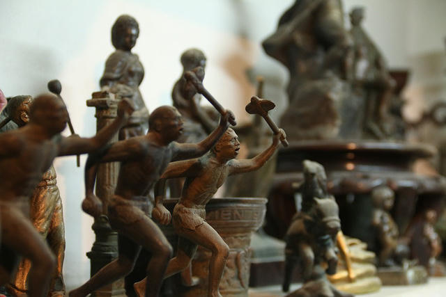 Những bước tượng đồng nhỏ nhưng rất tinh tế.