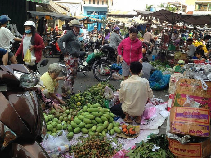 UBND TPHCM UBND TP yêu cầu tiểu thương không lấn chiếm lòng lề đường gây ách tắc giao thông và trở ngại trong công tác vệ sinh (Ảnh: Tienphong.vn)