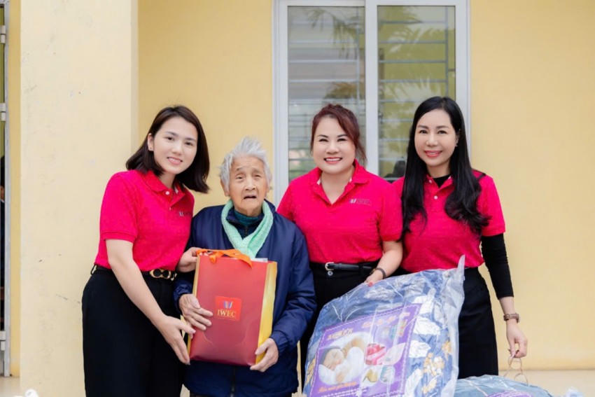 Hội đồng Nữ Doanh nhân Quốc tế IWEC tặng quà cho những người đang sinh sống tại Trung tâm Bảo trợ xã hội Hà Nam.