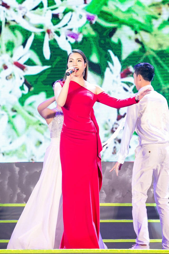 NSƯT Tấn Minh và ca sĩ Nguyễn Ngọc Anh cũng hết mình với những ca khúc về Hà Nội.