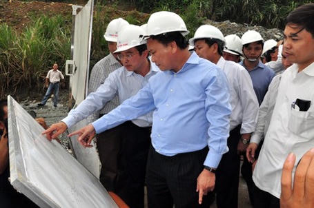 Năm 2012, các trận động đất liên tiếp xảy ra ở khu vực thủy điện sông Tranh 2 (huyện Bắc Trà My, Quảng Nam) khiến nhiều người dân bất an. Tại buổi tiếp xúc cử tri vào tháng 10/2012, Phó Thủ tướng Nguyễn Xuân Phúc khẳng định: “Chính phủ đặt an toàn tính mạng, tài sản của người dân lên trên hết”. Sau buổi tiếp xúc cử tri, Phó Thủ tướng cùng lãnh đạo các Bộ ngành Trung ương và địa phương thị sát trong thân đập Sông Tranh 2.