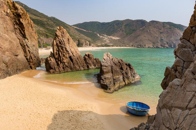 Kỳ Co với đường bờ biển cong như lưỡi liềm ba mặt giáp núi và ba mặt giáp biển. Một loạt các hang động đẹp mắt sẽ xuất hiện khi triều xuống, khiến du khách ngẩn ngơ như lạc vào động thiên thai.