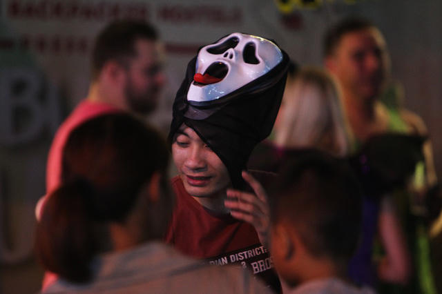 Một số bạn trẻ chọn các loại mặt nạ kinh dị khá cầu kỳ.