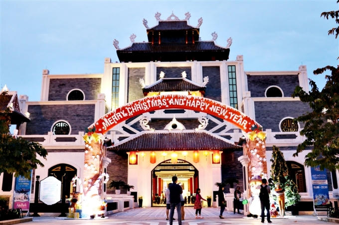 Không chỉ tận hưởng không khí giáng sinh phong cách Châu Âu, du khách còn được dạo chơi trong không gian kiến trúc Châu Á lung linh huyền ảo, trải nghiệm khoảnh khắc vui chơi bất tận với 20 trò chơi độc đáo, hấp dẫn. Du khách cũng có cơ hội thưởng thức tinh hoa ẩm thực Châu Á phong phú, độc đáo tại nhà hàng Indo Express mang đậm phong cách Indonesia sẽ chính thức khai trương từ ngày 20/12/2016.