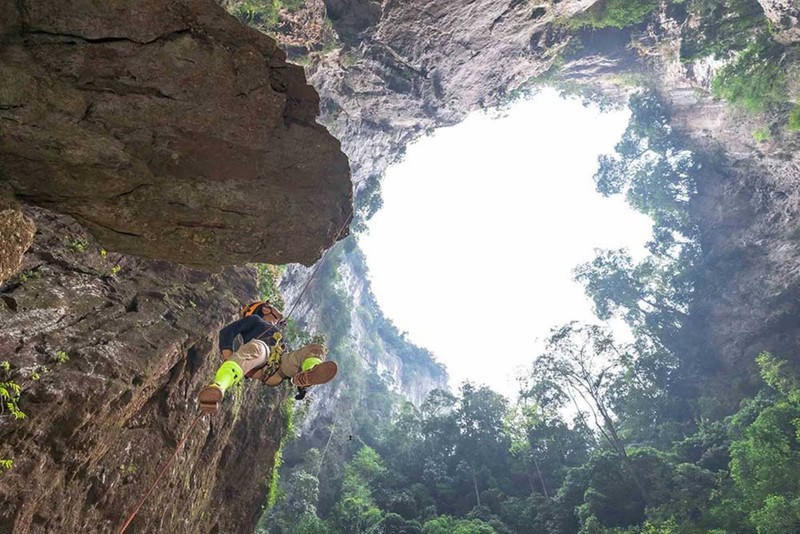  Hố sụt Kong Collapse trong hang Hổ - hệ thống hang động lớn thứ 4 thế giới.