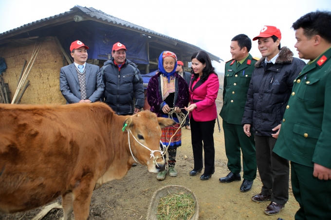 TGĐ và nhân viên Tâm Bình tặng quà Tết cho đồng bào vùng cao