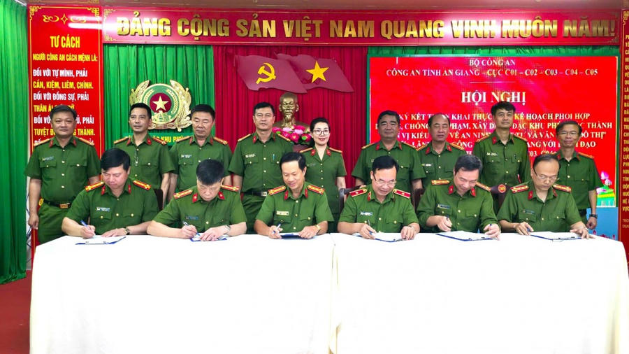 Đại diện lãnh đạo Công an tỉnh An Giang và đại diện lãnh đạo các Cục nghiệp vụ, Bộ Công an ký kết Kế hoạch phối hợp phòng, chống tội phạm.