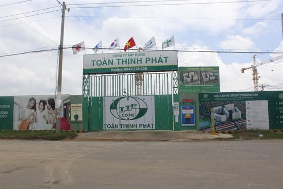 Cổng công trường dự án trên đườn số 8, phường Bình Hưng Hòa B.