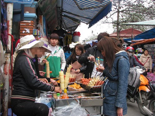 Một quán ăn vặt thu hút các bạn trẻ. Ảnh: minh họa