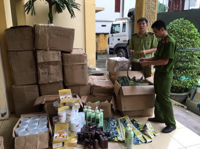 Lực lượng chức năng đang xử lý số hàng hóa nhập lậu.